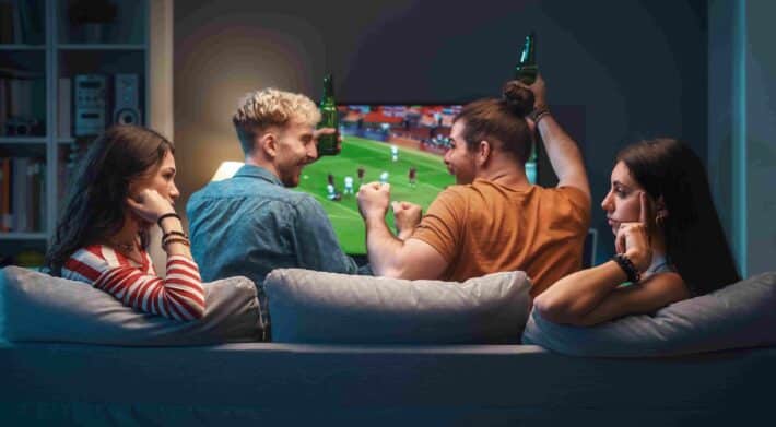De nummer één IPTV-aanbieder van Nederland in 2025 15 girls talking while men are watching soccer on tv